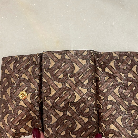 AUTHENTIC BURBERRY WALLET - Picture 4 of 9